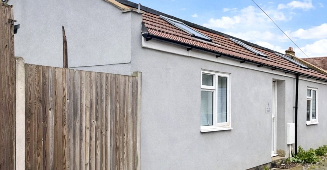 2 bedroom bungalow for sale in London | Robinson Jackson