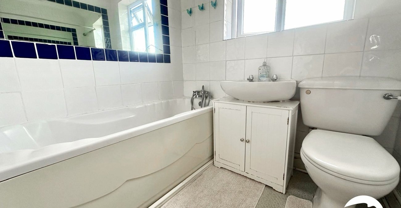 3 bedroom house for sale in London | Robinson Jackson