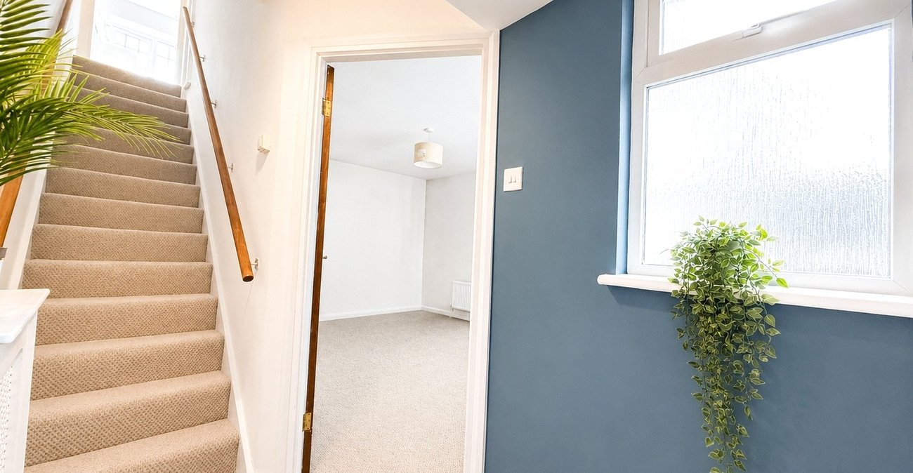 2 bedroom house for sale in London | Robinson Jackson