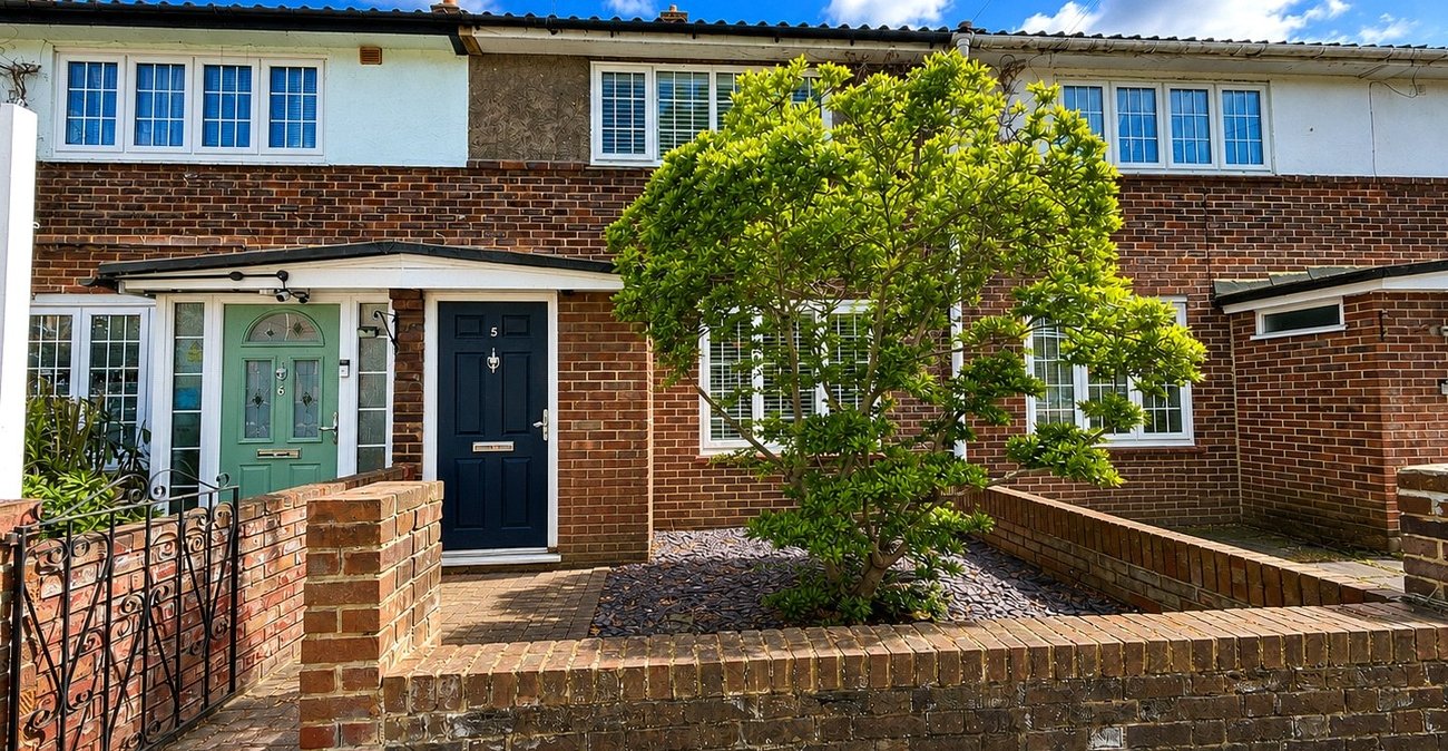 2 bedroom house for sale in London | Robinson Jackson