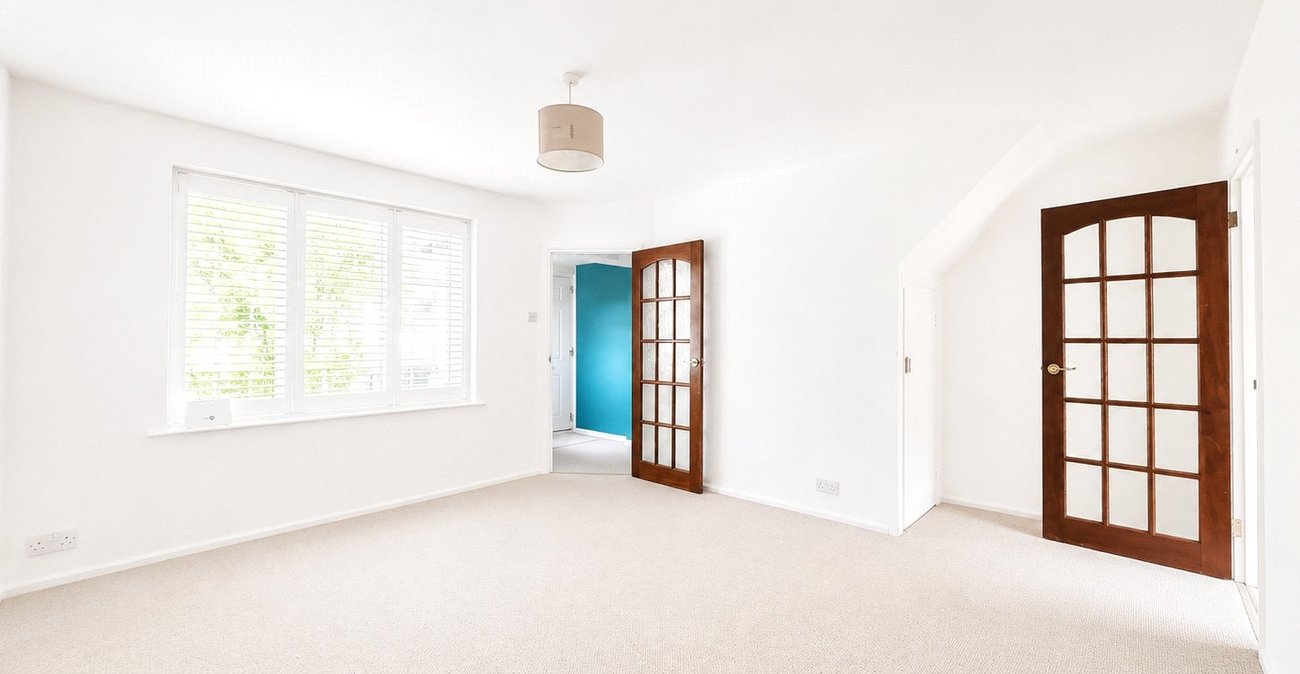 2 bedroom house for sale in London | Robinson Jackson