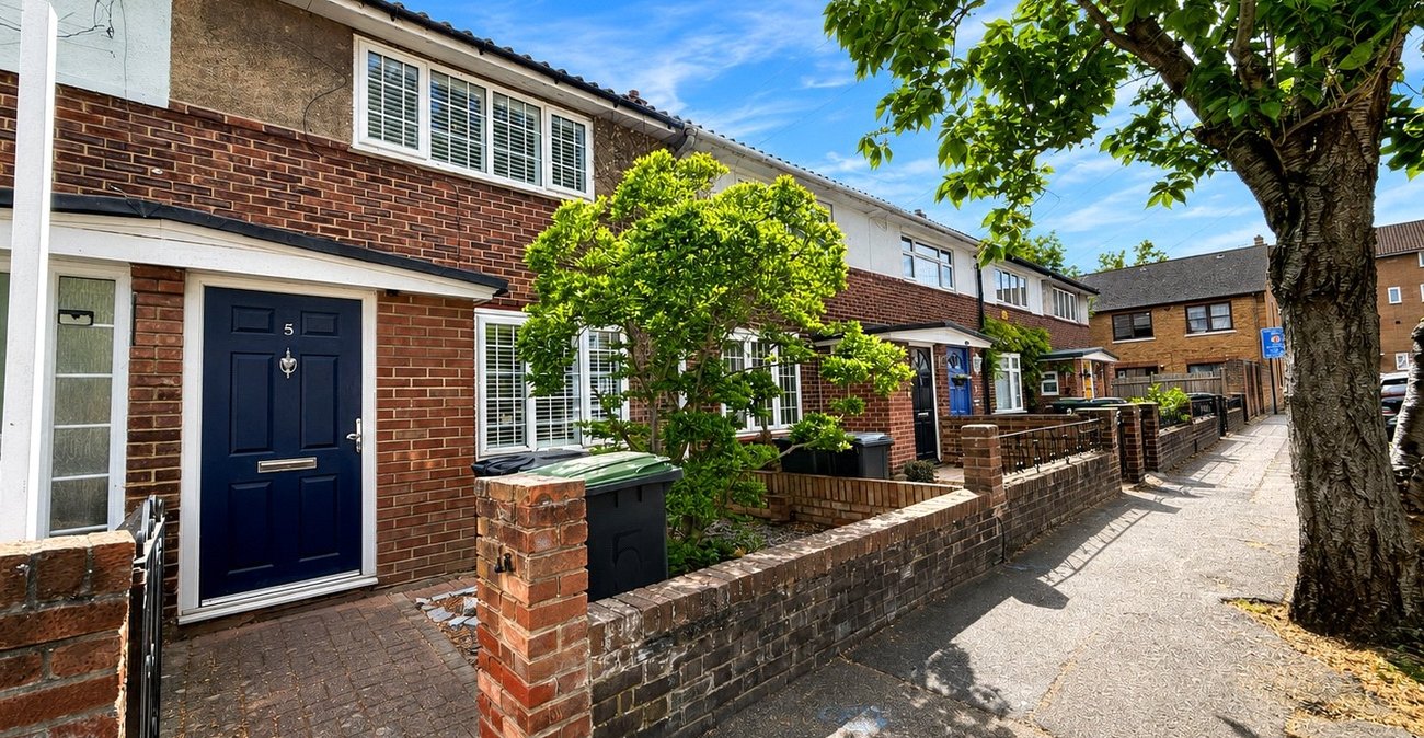 2 bedroom house for sale in London | Robinson Jackson