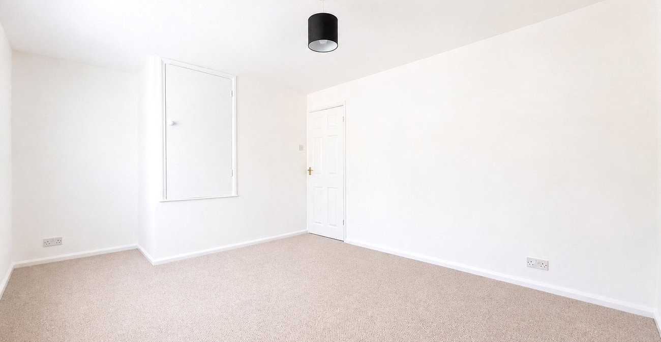 2 bedroom house for sale in London | Robinson Jackson