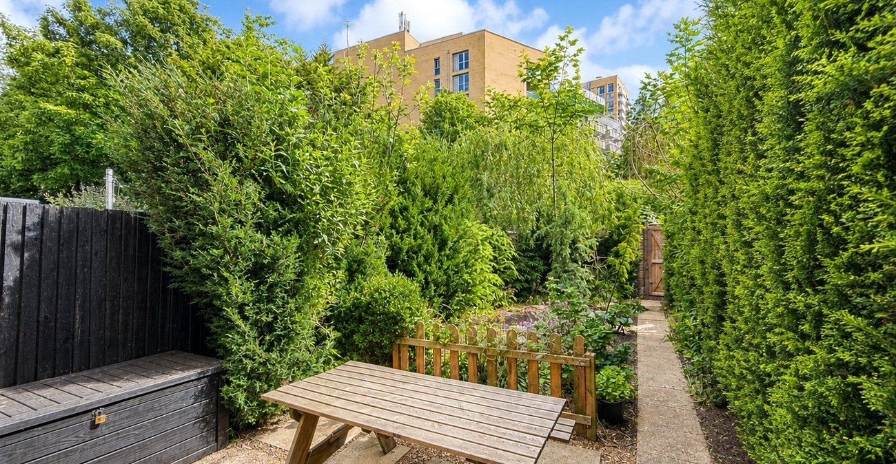 2 bedroom house for sale in London | Robinson Jackson