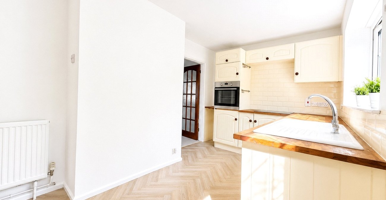 2 bedroom house for sale in London | Robinson Jackson