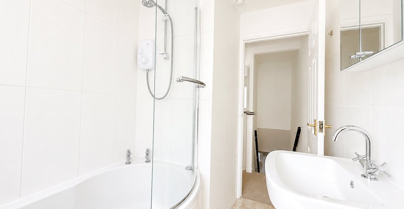 2 bedroom house for sale in London | Robinson Jackson