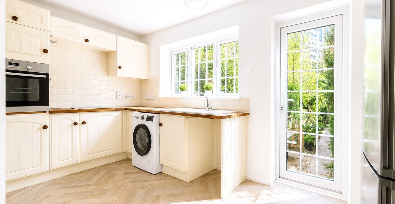 2 bedroom house for sale in London | Robinson Jackson