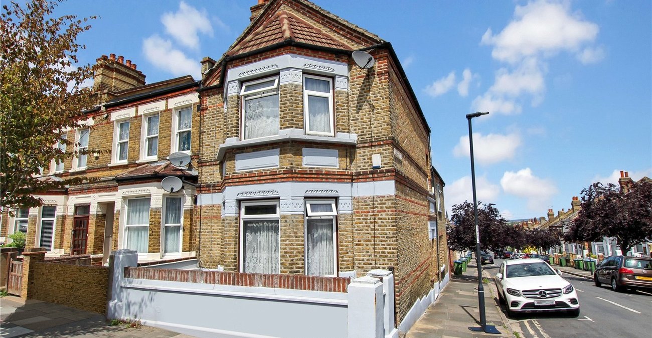 4 bedroom house for sale in London | Robinson Jackson