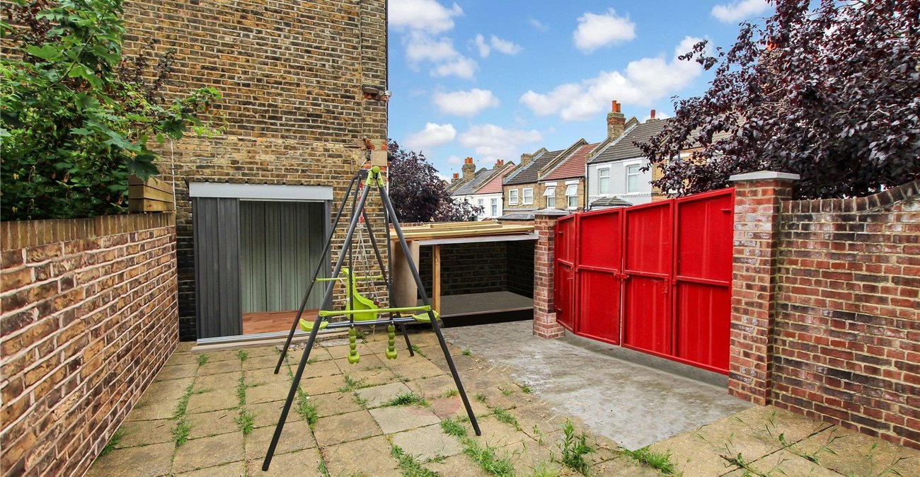 4 bedroom house for sale in London | Robinson Jackson