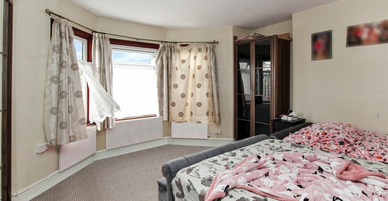 4 bedroom house for sale in London | Robinson Jackson