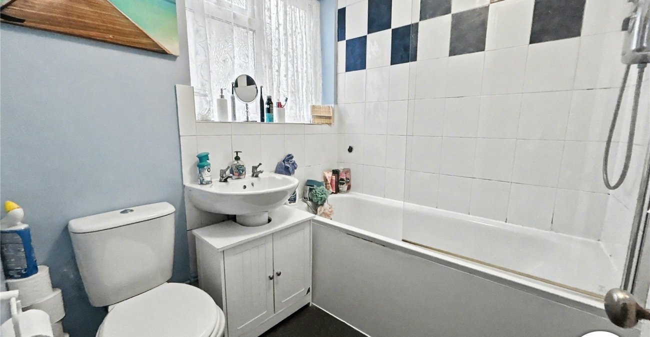 2 bedroom property for sale in Sidcup Hill | Robinson Jackson