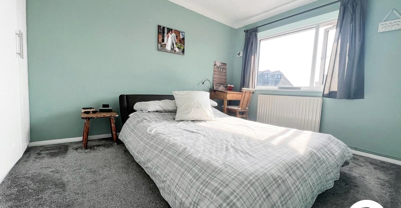 2 bedroom house for sale in Upnor | Robinson Michael & Jackson