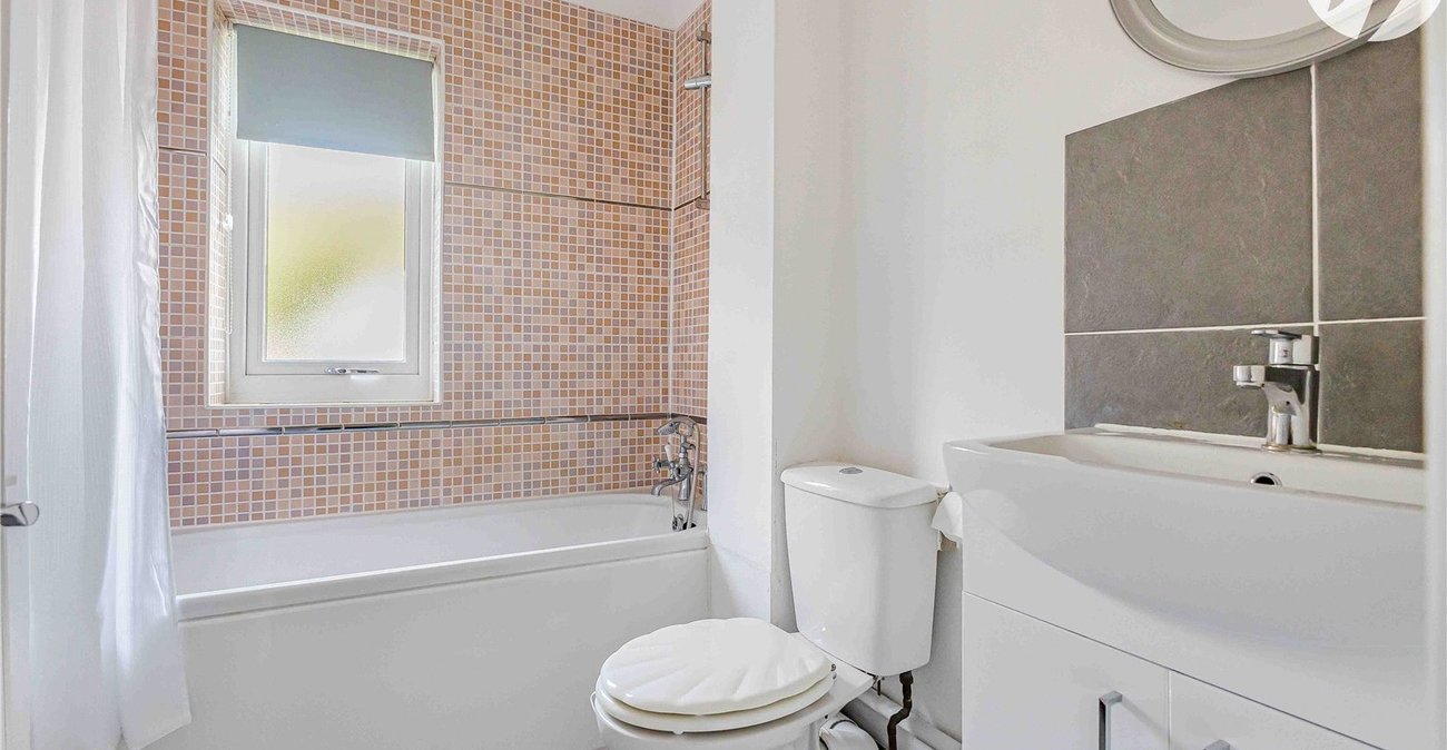 2 bedroom house for sale in Upnor | Robinson Michael & Jackson