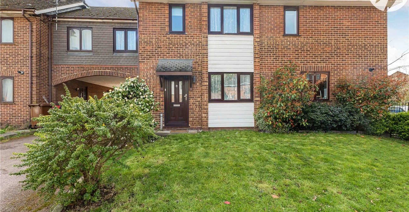 2 bedroom house for sale in Upnor | Robinson Michael & Jackson