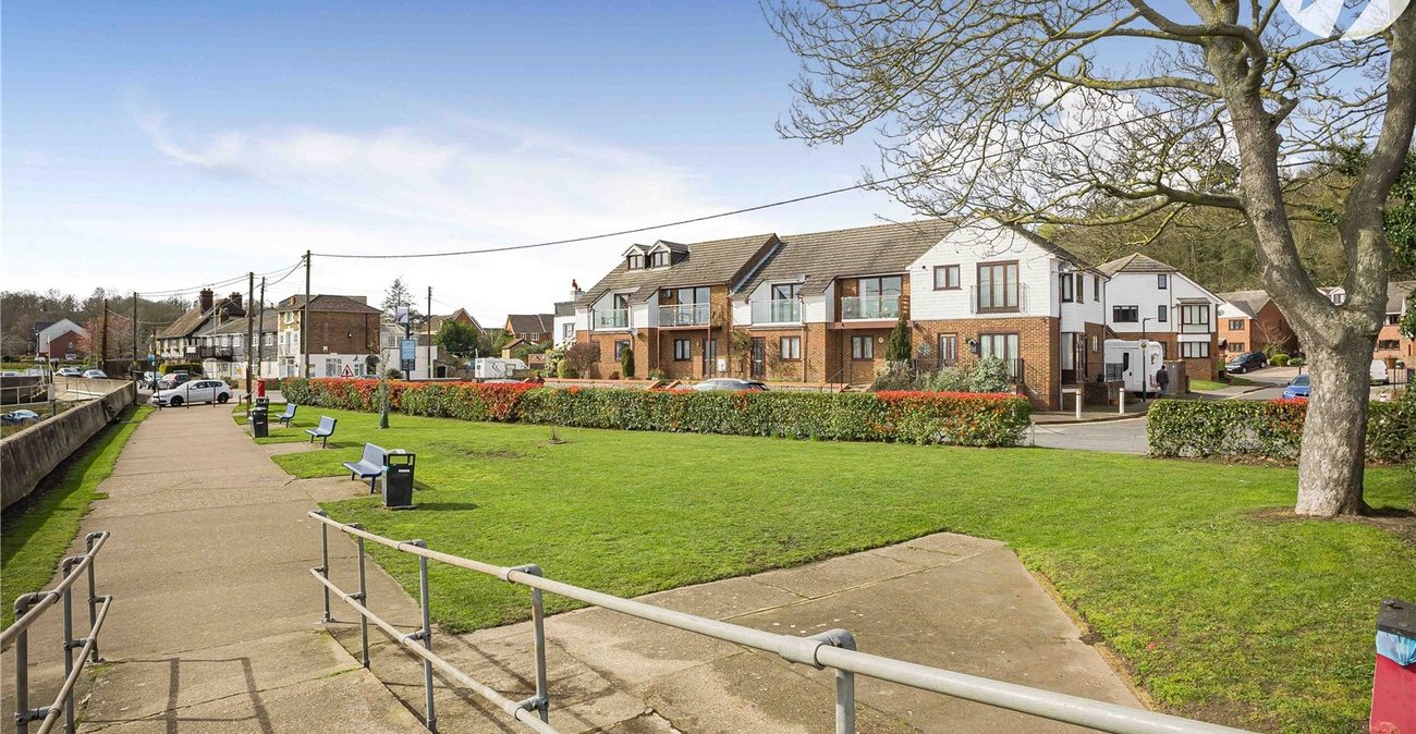 2 bedroom house for sale in Upnor | Robinson Michael & Jackson