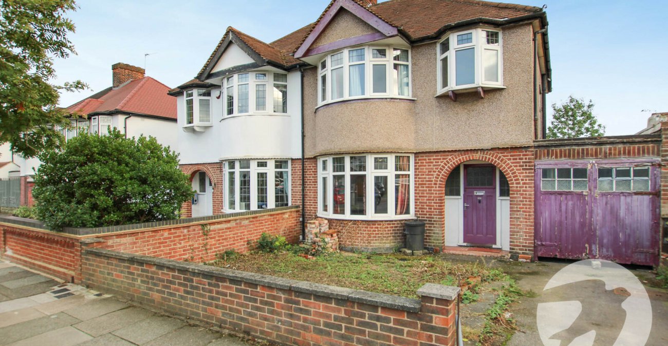 3 bedroom house for sale in London | Robinson Jackson