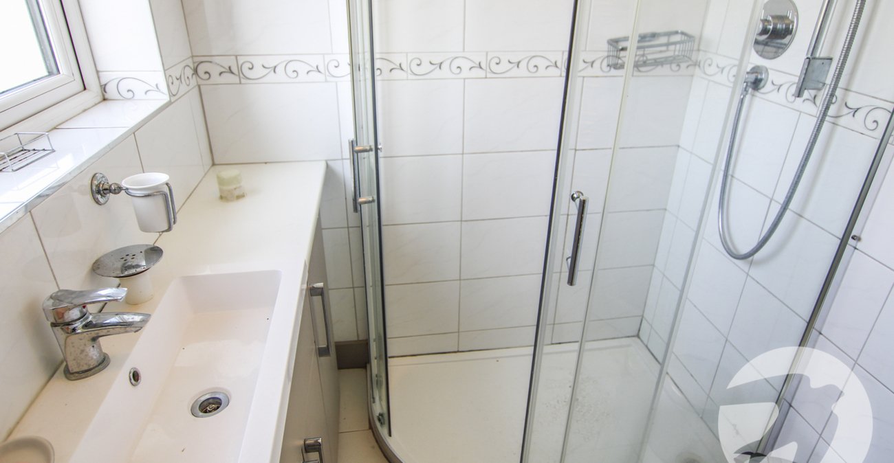 3 bedroom house for sale in London | Robinson Jackson