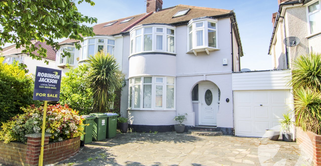 3 bedroom house for sale in London | Robinson Jackson