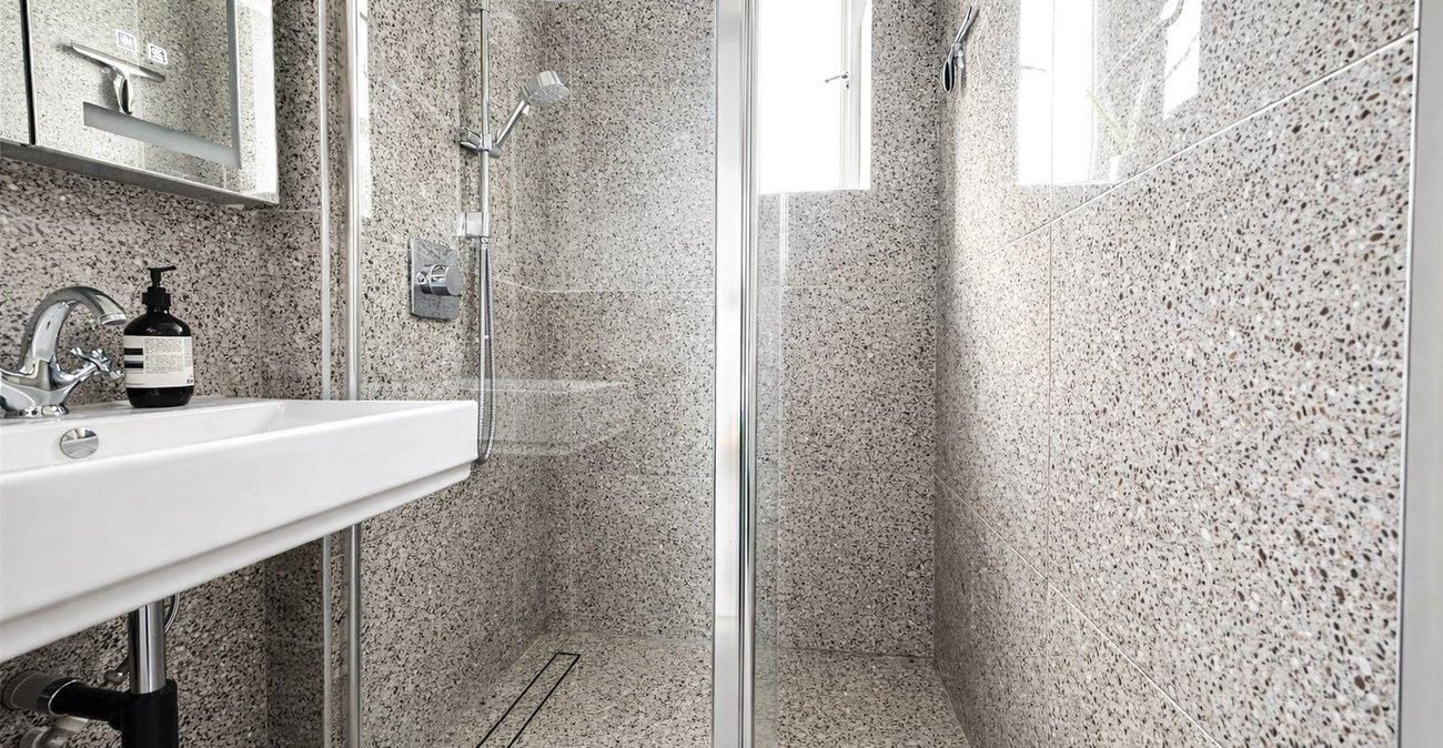 2 bedroom property for sale in London | Robinson Jackson