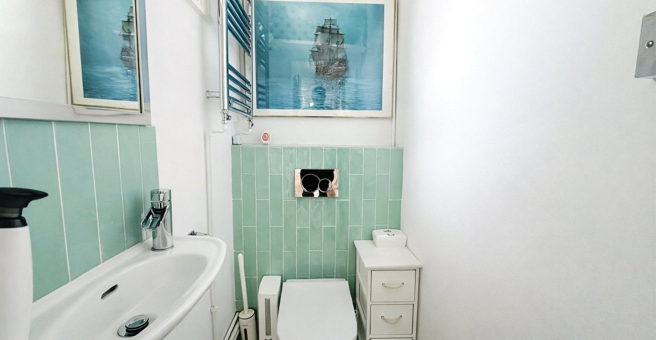 2 bedroom property for sale in London | Robinson Jackson