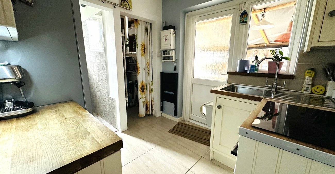 2 bedroom property for sale in London | Robinson Jackson