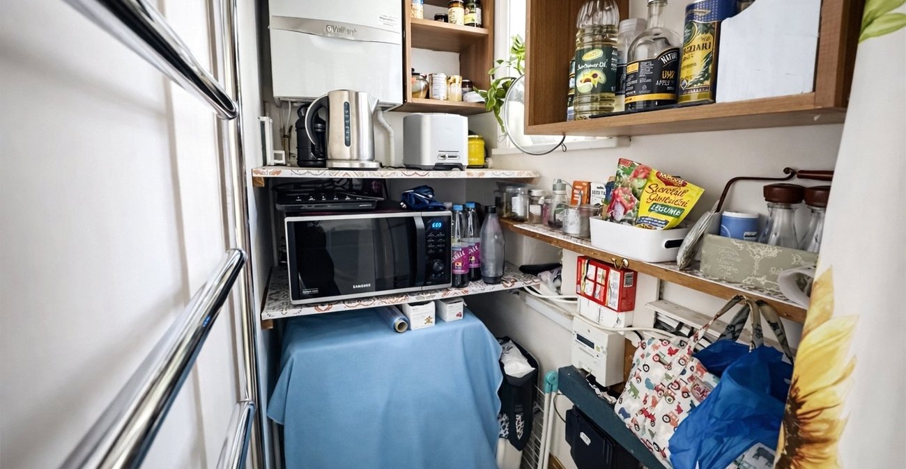 2 bedroom property for sale in London | Robinson Jackson