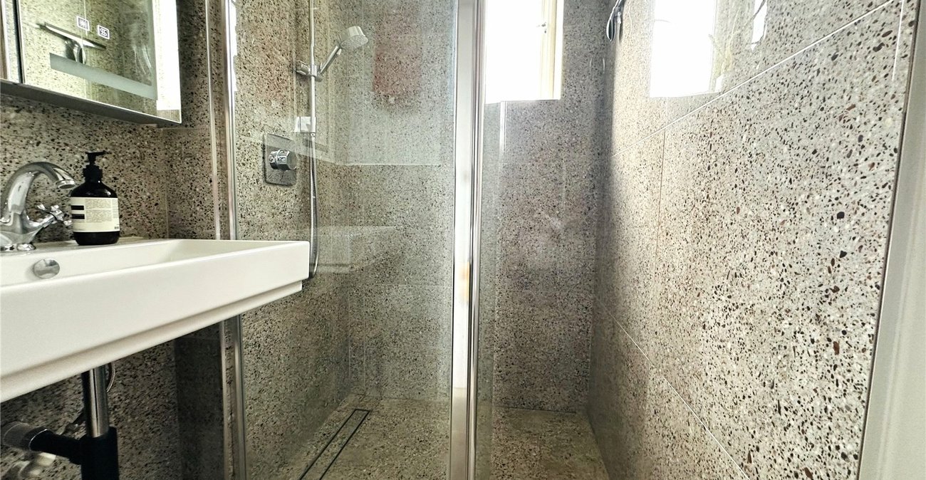 2 bedroom property for sale in London | Robinson Jackson