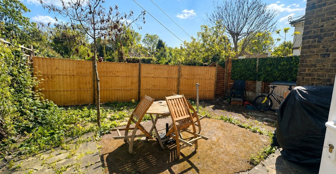 2 bedroom property for sale in London | Robinson Jackson