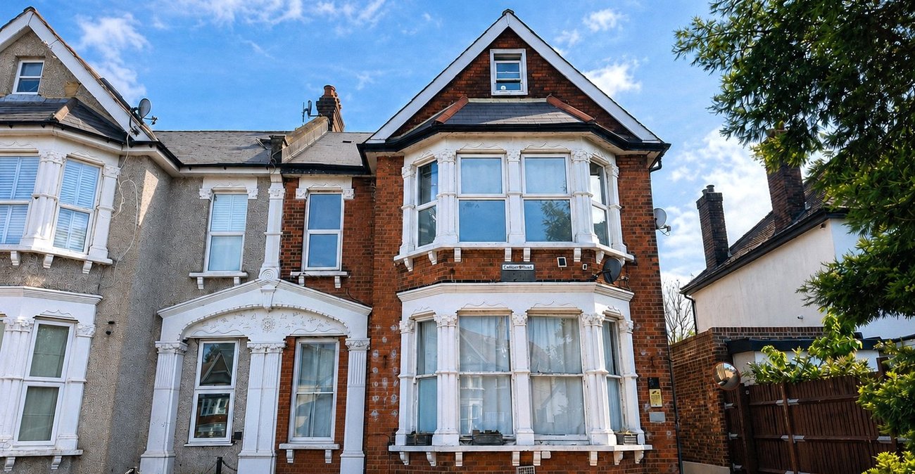 2 bedroom property for sale in London | Robinson Jackson