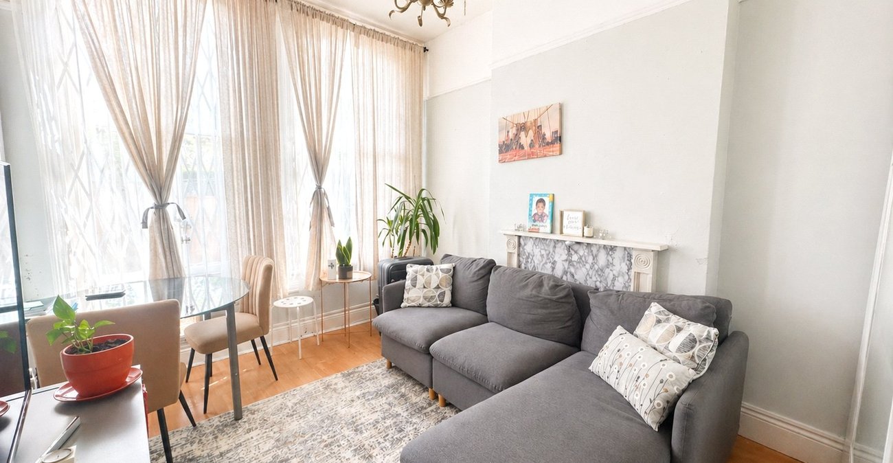 2 bedroom property for sale in London | Robinson Jackson