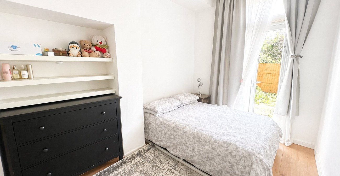 2 bedroom property for sale in London | Robinson Jackson