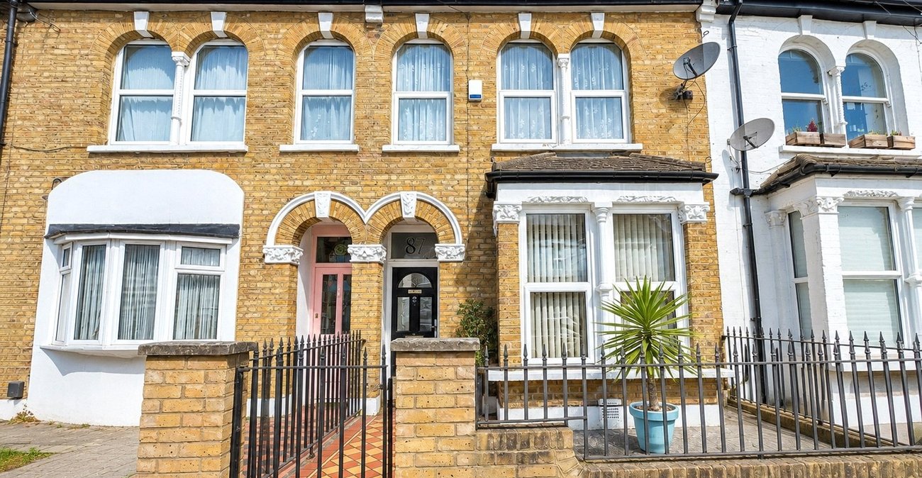 3 bedroom house for sale in London | Robinson Jackson