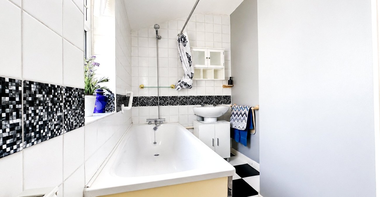 3 bedroom house for sale in London | Robinson Jackson