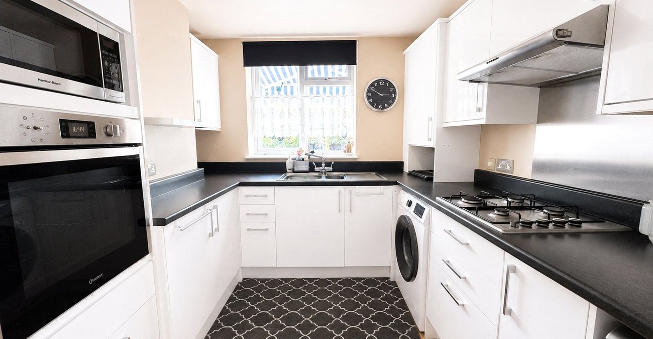 3 bedroom house for sale in London | Robinson Jackson