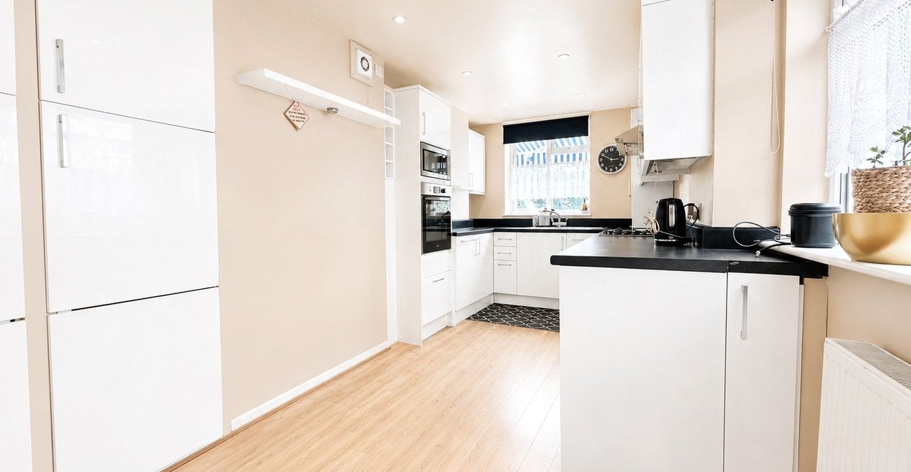 3 bedroom house for sale in London | Robinson Jackson