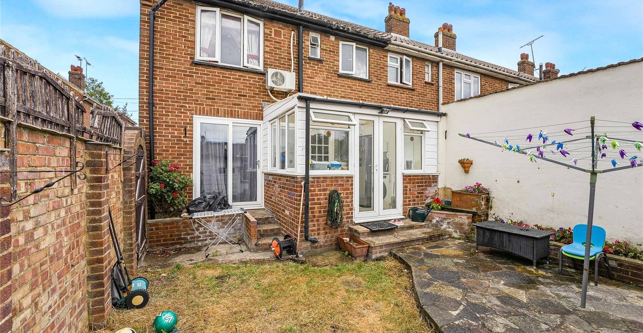 3 bedroom house for sale in Swanscombe | Robinson Jackson
