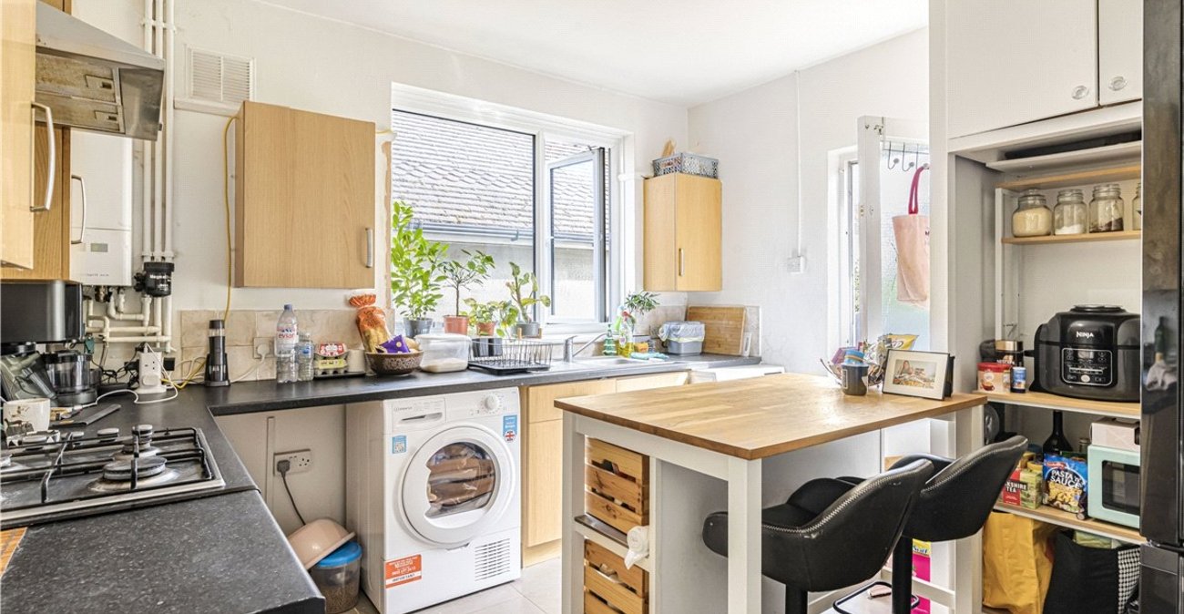 2 bedroom bungalow for sale in Orpington | Robinson Jackson