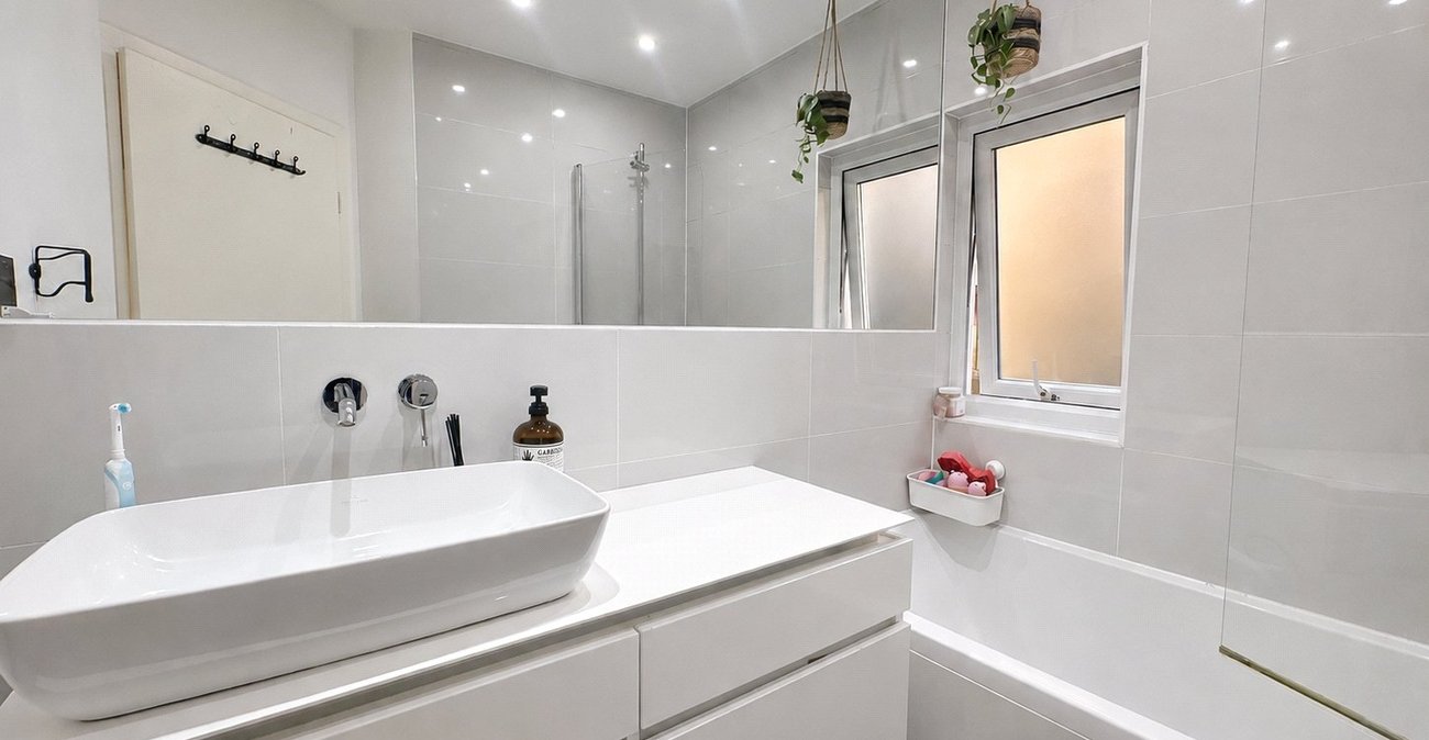 2 bedroom property for sale in London | Robinson Jackson