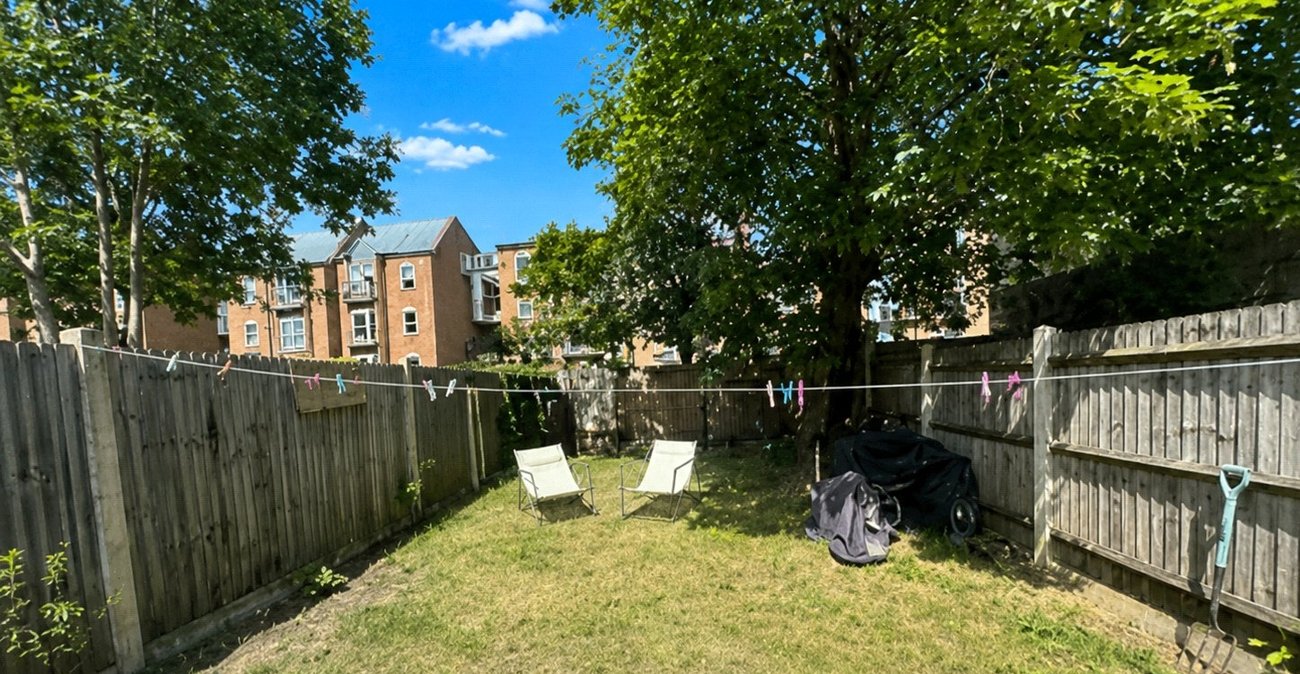 2 bedroom property for sale in London | Robinson Jackson