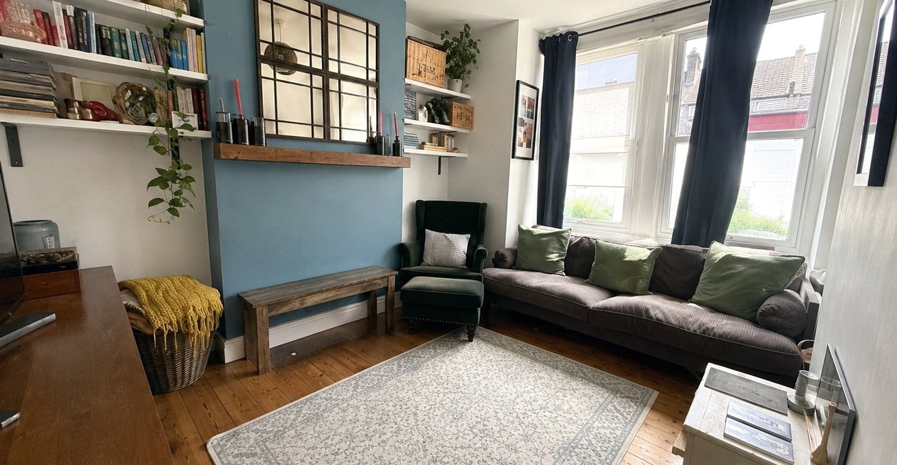 2 bedroom property for sale in London | Robinson Jackson