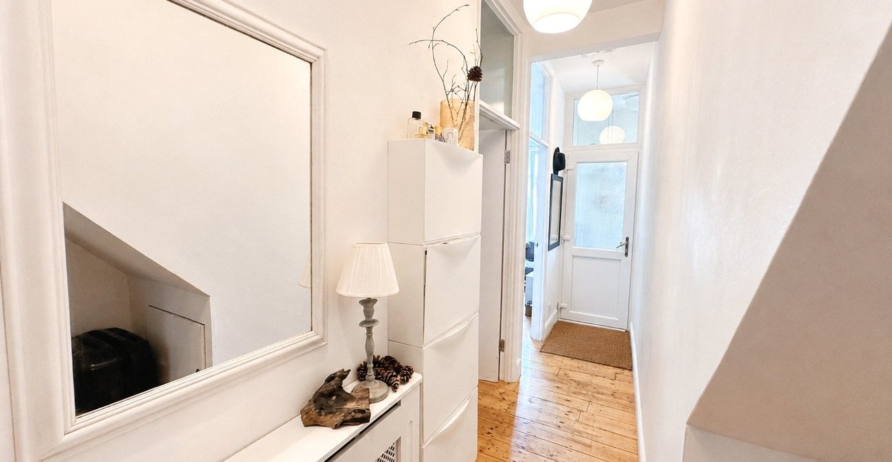 2 bedroom property for sale in London | Robinson Jackson