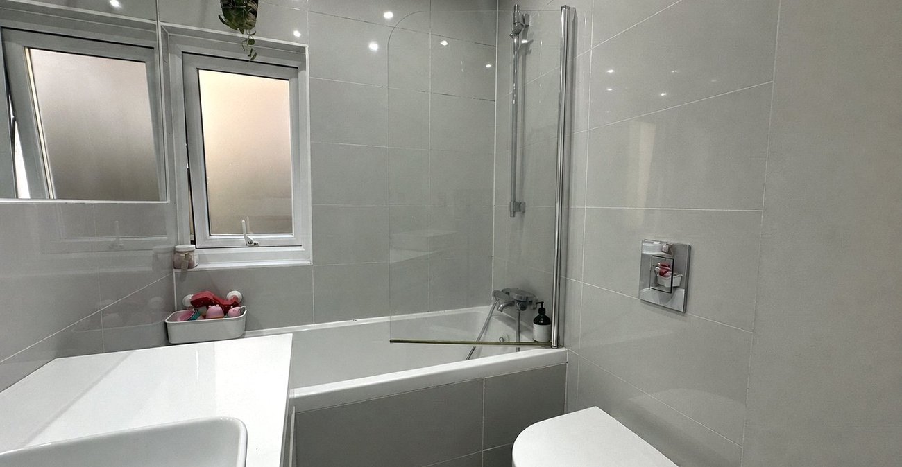 2 bedroom property for sale in London | Robinson Jackson