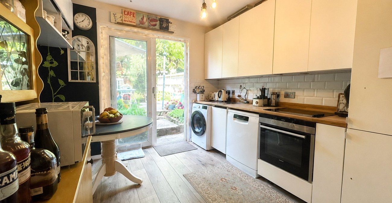 2 bedroom property for sale in London | Robinson Jackson