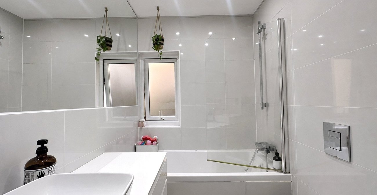 2 bedroom property for sale in London | Robinson Jackson