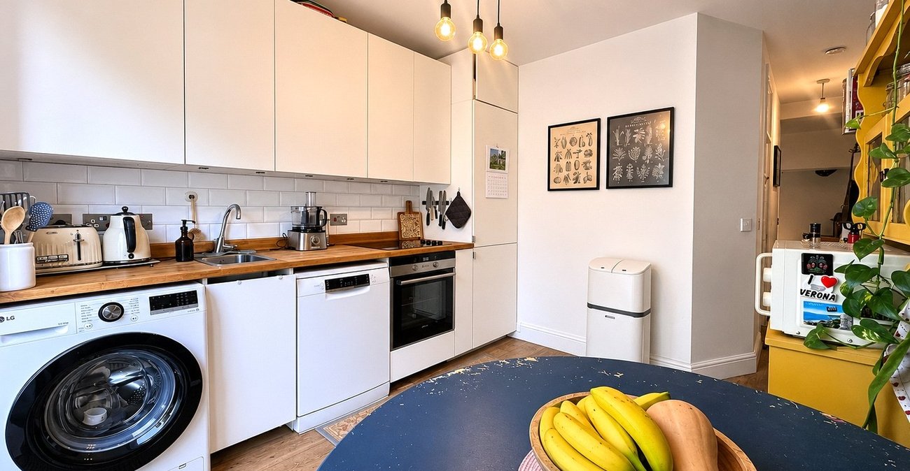 2 bedroom property for sale in London | Robinson Jackson