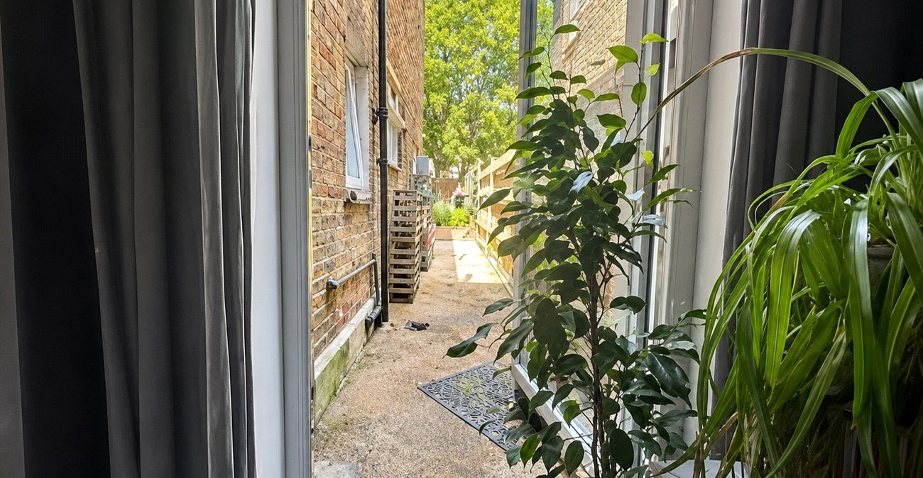 2 bedroom property for sale in London | Robinson Jackson