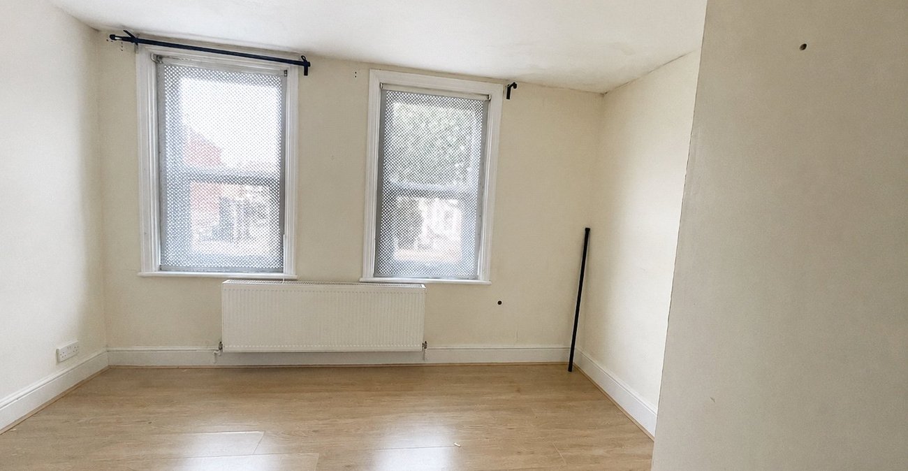 2 bedroom property for sale in London | Robinson Jackson