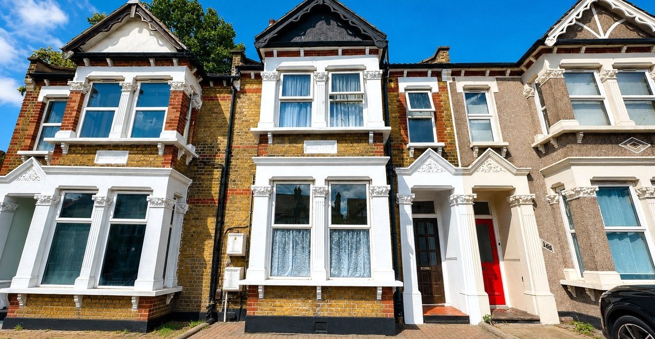 2 bedroom property for sale in London | Robinson Jackson