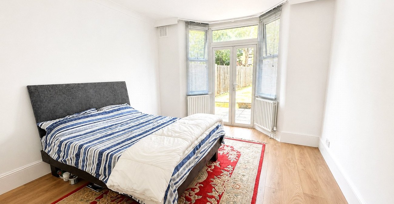 2 bedroom property for sale in London | Robinson Jackson