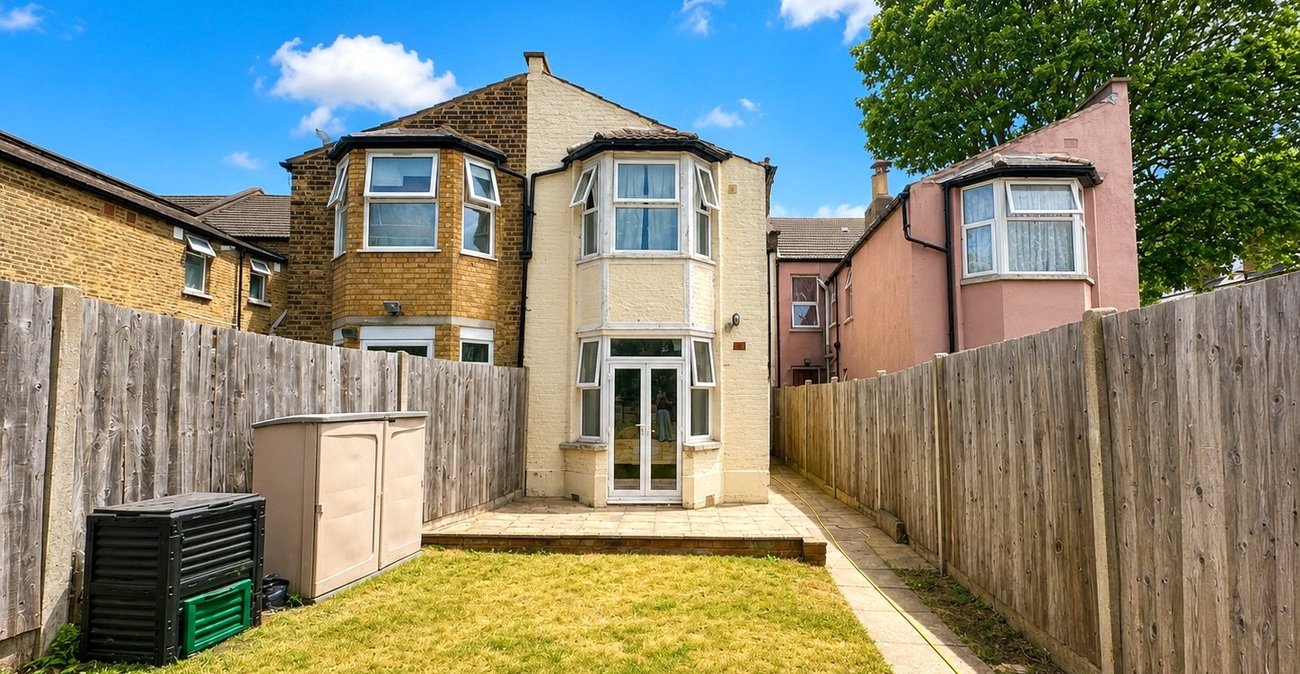 2 bedroom property for sale in London | Robinson Jackson